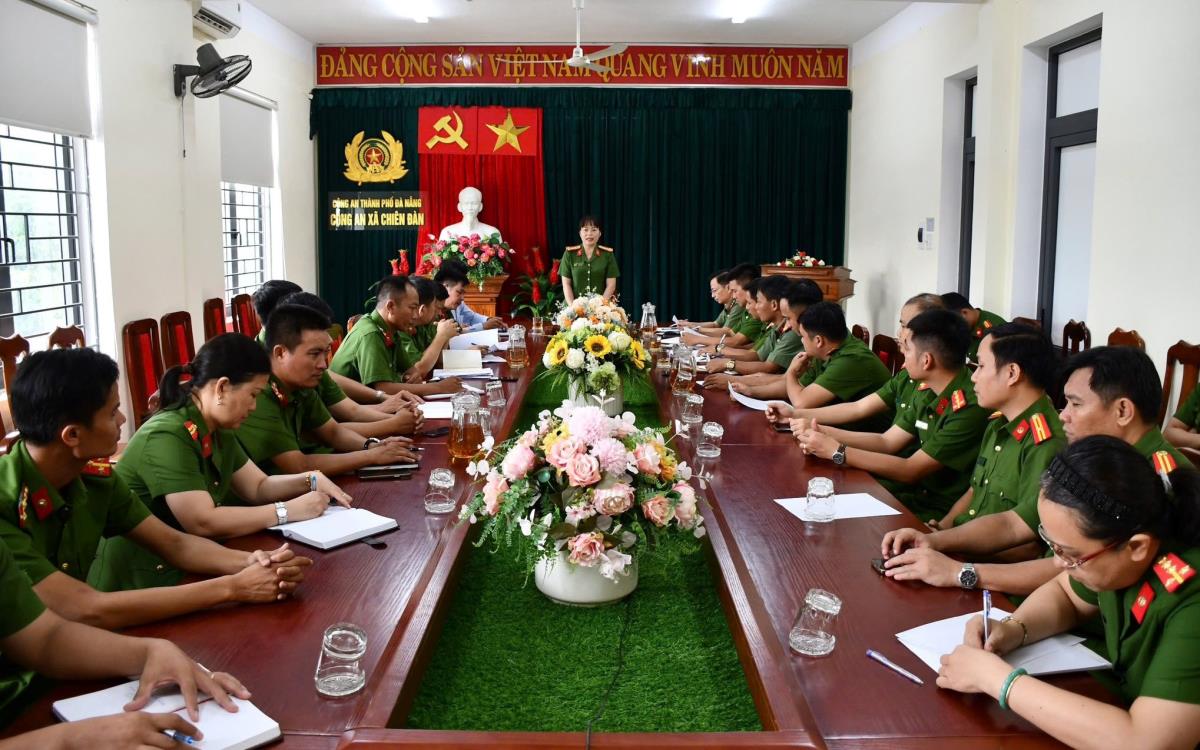 Đại tá Võ Thị Trinh - Phó Giám đốc Công an TP Đà Nẵng làm việc với Công an xã Chiên Đàn.