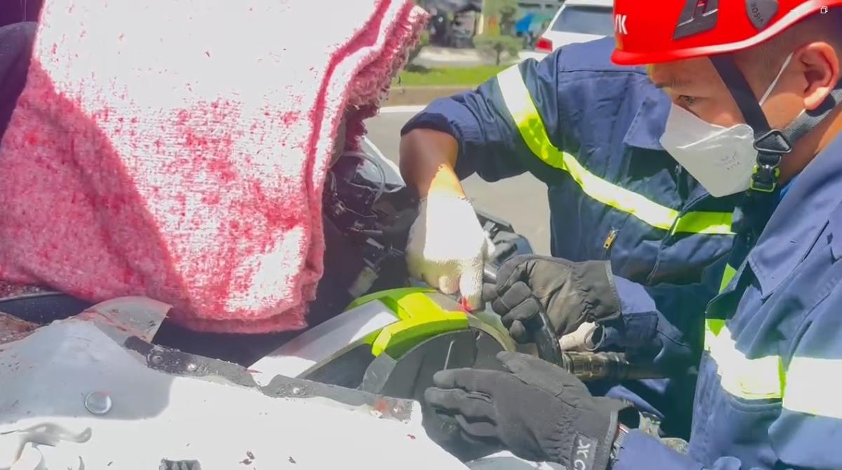 Vị trí xảy ra tai nạn phương tiện lưu thông khá đông, CSGT và Công an phường có mặt để phân luồng giao thông, đảm bảo ANTT.