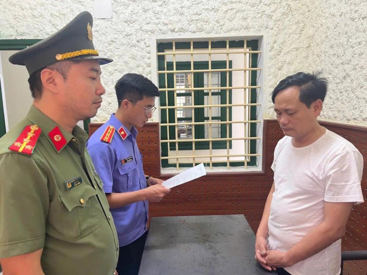 Tống đạt quyết định khởi tố bị can đối với Lê Hữu Ngọc.