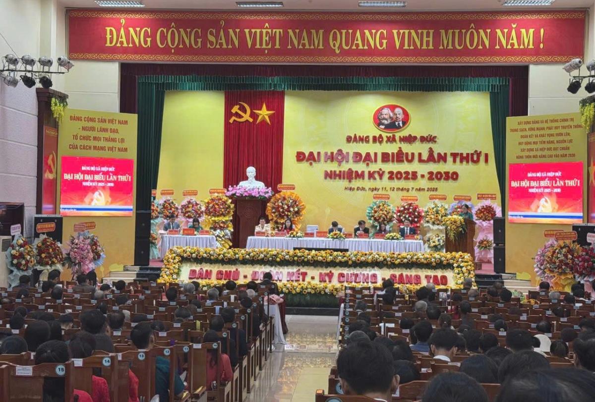 Phó Bí thư Thành uỷ Đà Nẵng Ngô Xuân Thắng tặng hoa chúc mừng Ban Chấp hành Đảng bộ xã Hiệp Đức.