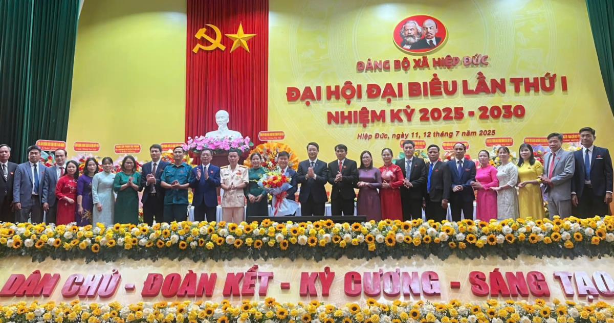 Phó Bí thư Thành ủy Đà Nẵng Ngô Xuân Thắng tặng hoa chúc mừng Ban Chấp hành Đảng bộ xã Hiệp Đức.
