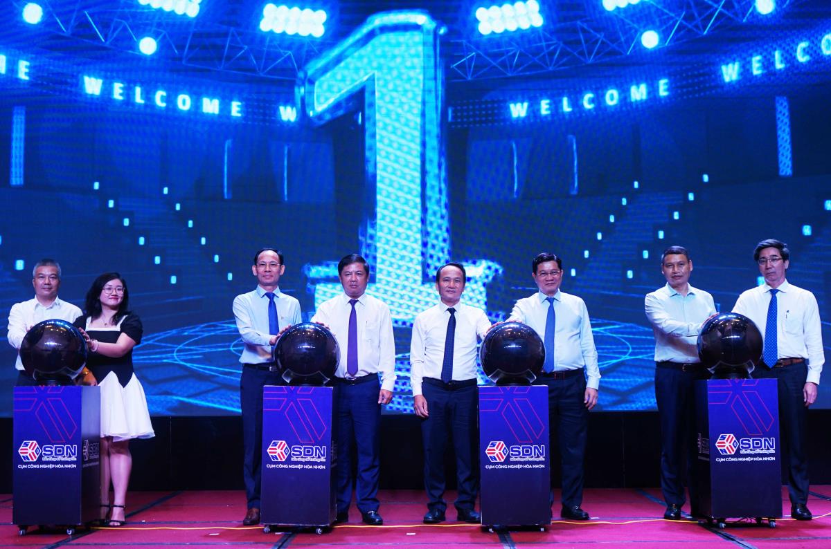 Các đại biểu thực hiện nghi thức khởi động Dự án Cụm công nghiệp Hòa Nhơn.