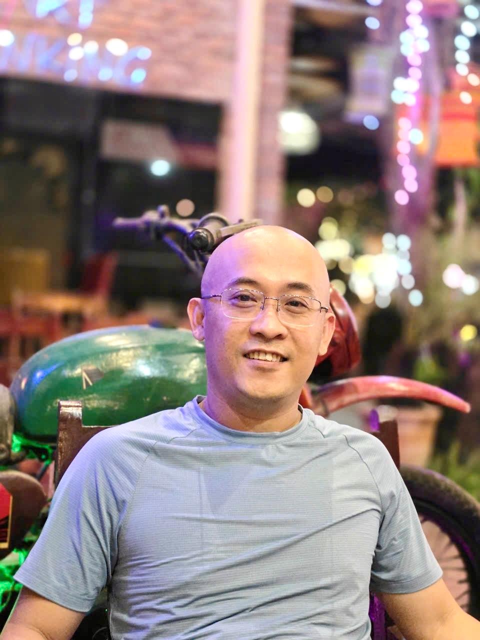 Khách du lịch quốc tế trải nghiệm nghề mộc ở làng mộc Kim Bồng, phường Hội An, thành phố Đà Nẵng.