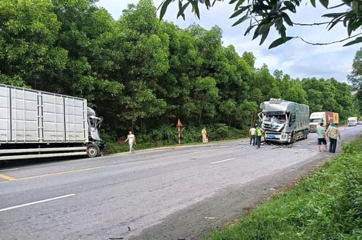 Hiện trường xe container bị lật.