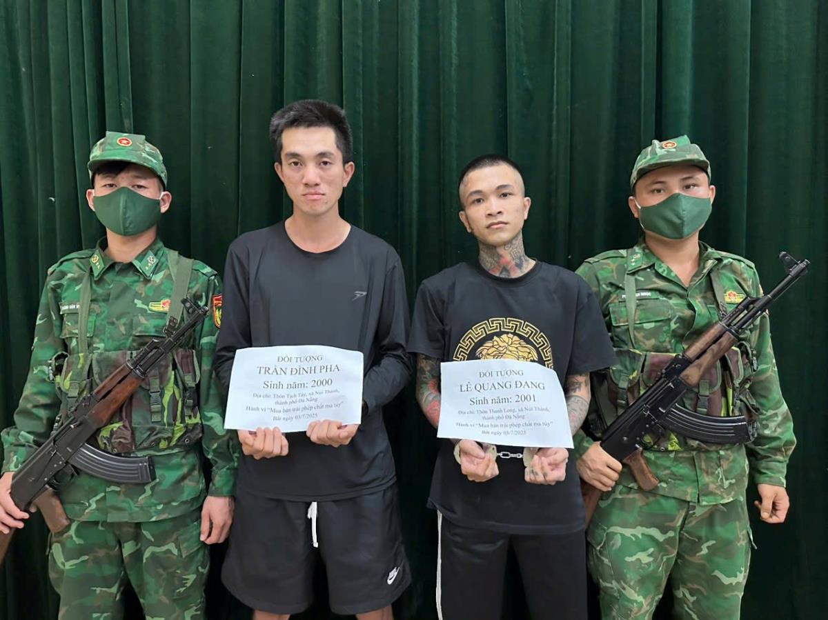 Hai đối tượng Đang và Pha bị BĐBP bắt giữ.