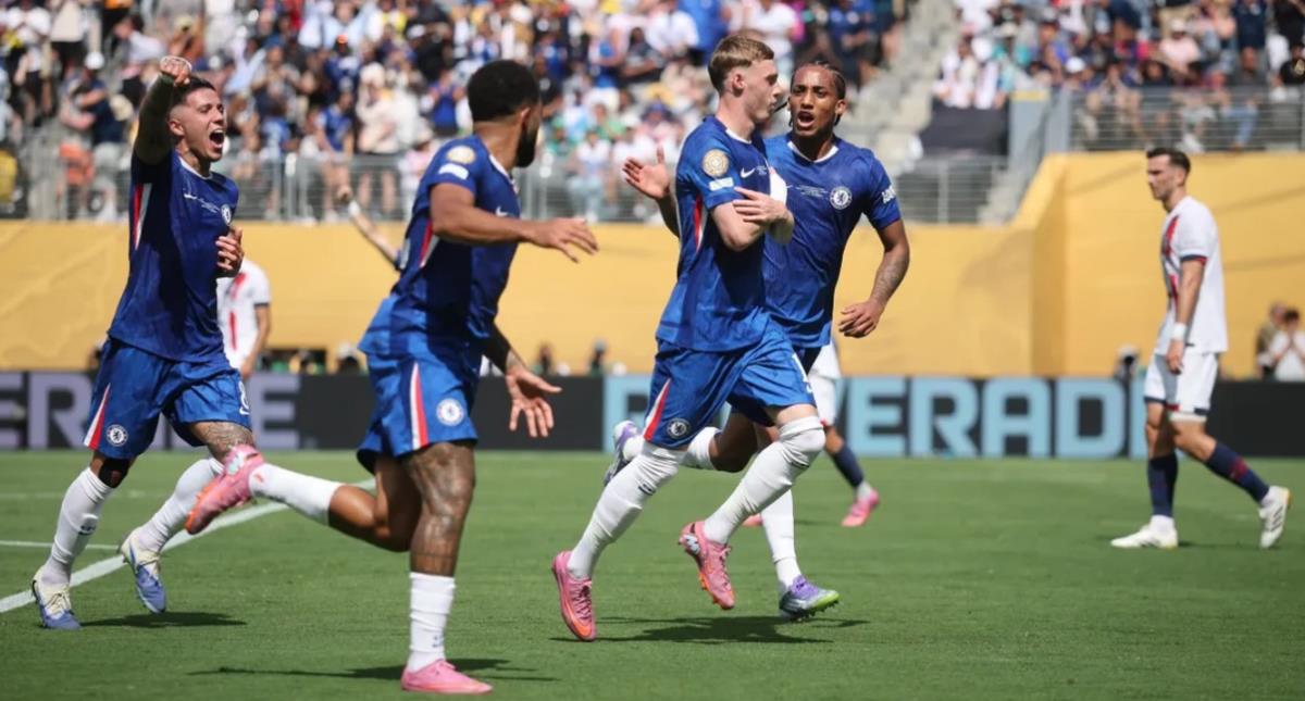 PSG (áo trắng) chỉ còn là cái bóng khuất sau Chelsea.