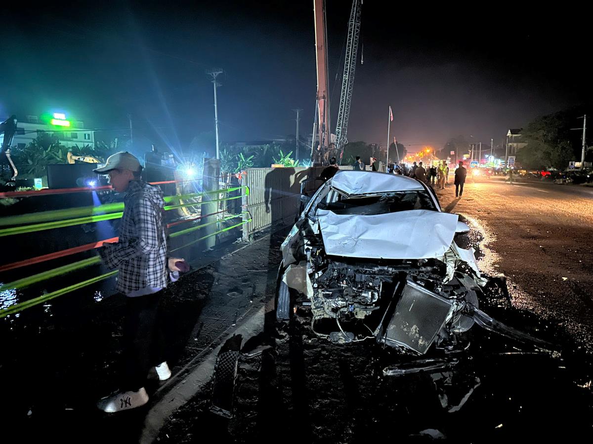 Ban ATGT tỉnh Nghệ An thăm hỏi, hỗ trợ gia đình các nạn nhân trong vụ tai nạn.