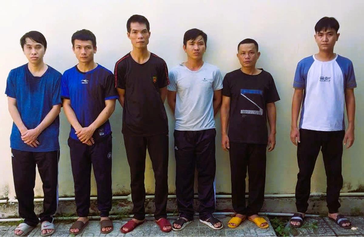 Hiện trường vụ đánh bạc tại nhà ông Huệ bị bắt quả tang.