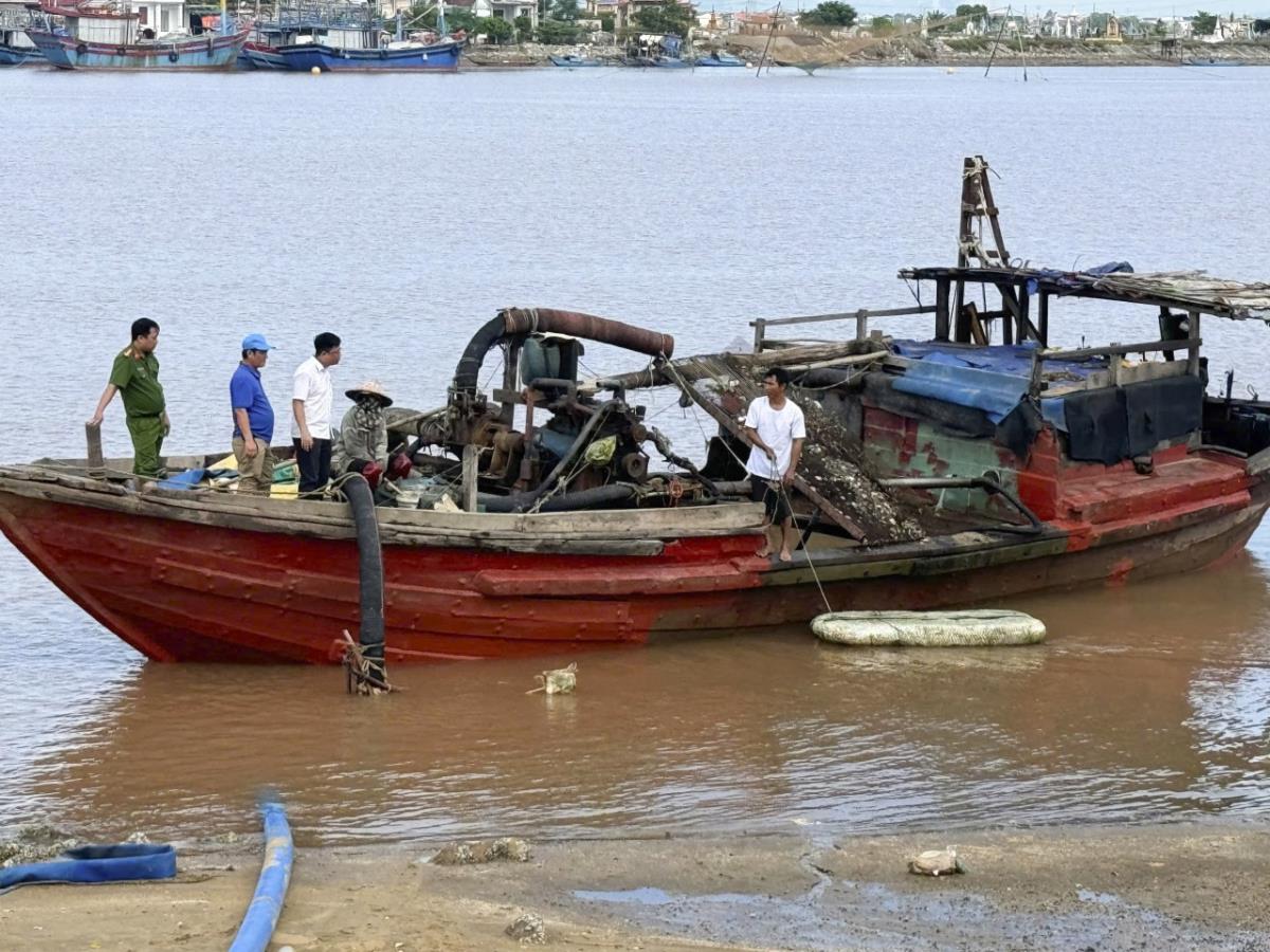Phương tiện khai thác cát trái phép trên sông Gianh bị lực lượng Công an bắt giữ.