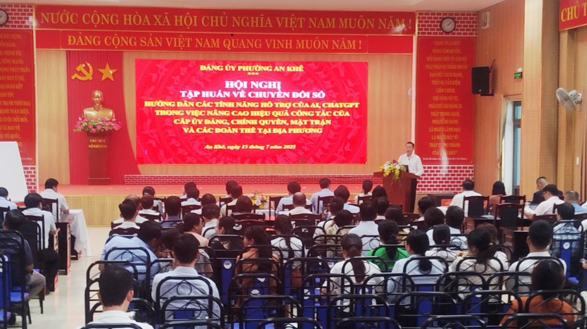 PGS.TS Trần Mạnh Huy báo cáo viên tại buổi tập huấn.