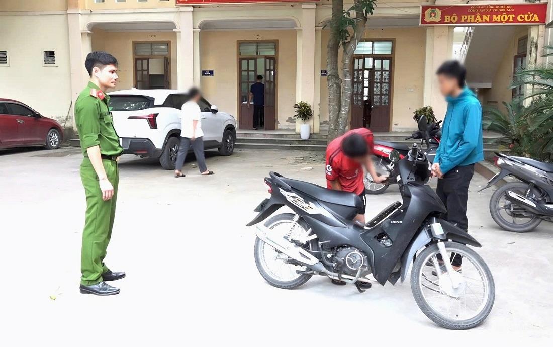 Công an xã Trung Lộc bắt giữ 2 đối tượng H.T.P và V.M.H cùng tang vật vụ trộm.