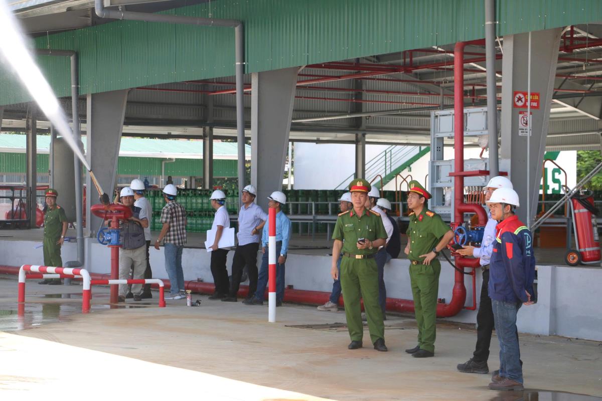 Thượng tá Nguyễn Thành Nam nghiệm thu tại cơ sở tiềm ẩn nguy cơ cao về cháy, nổ.