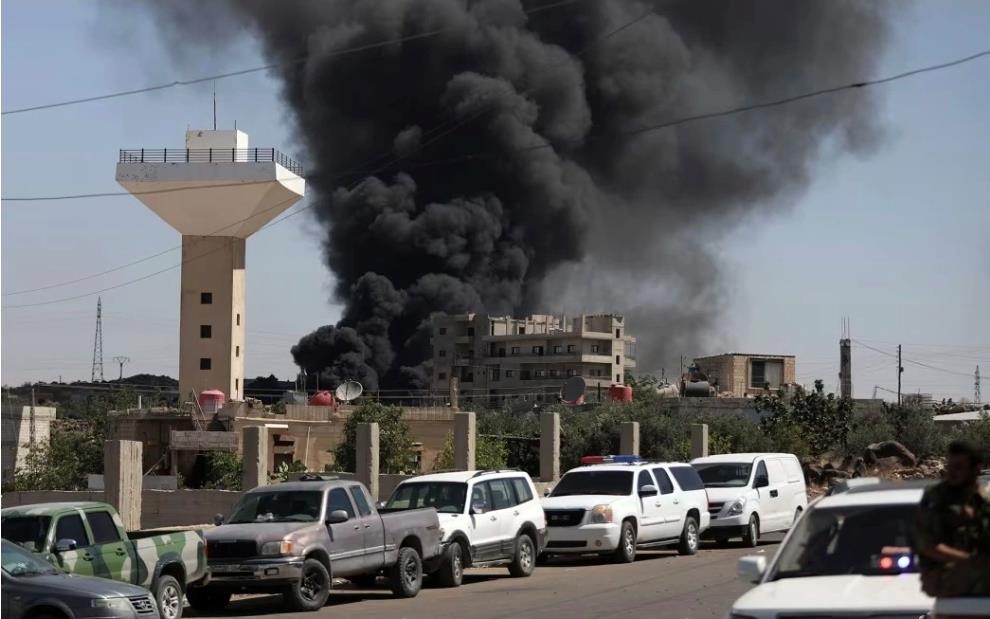 Khói lửa đụng độ gần Suwayda, Syria hôm 15/7. Ảnh: CNN.