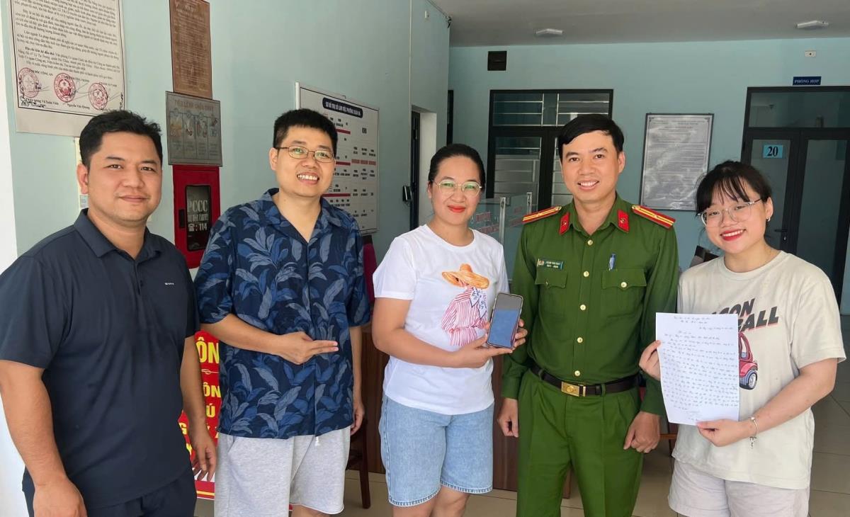 Trao trả tài sản cho chị Nguyễn Trần Khánh Linh.