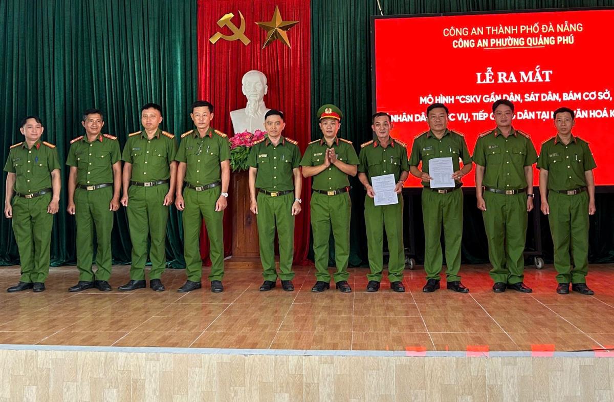 Trao quyết định thành lập mô hình cho Cảnh sát khu vực phụ trách khối phố.