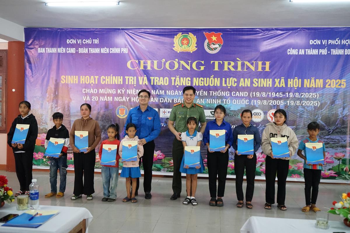 Đoàn công tác tại lễ khởi công xây Nhà nhân ái cho hộ gia đình ông Đinh Văn Don, trú thôn 3, xã Trà Tân.