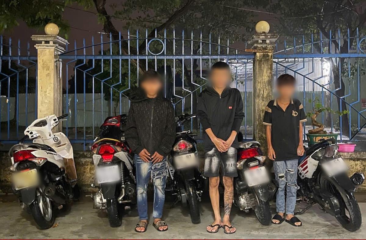 3 đối tượng trong nhóm “đá xế” và 5 chiếc xe tang vật trộm cắp.