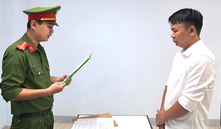 Cơ quan Công an đọc lệnh bắt giam Hà Công Tài.