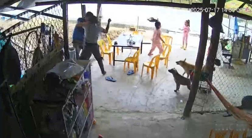 Hình ảnh đối tượng Trọng bất ngờ tấn công ông Đ.