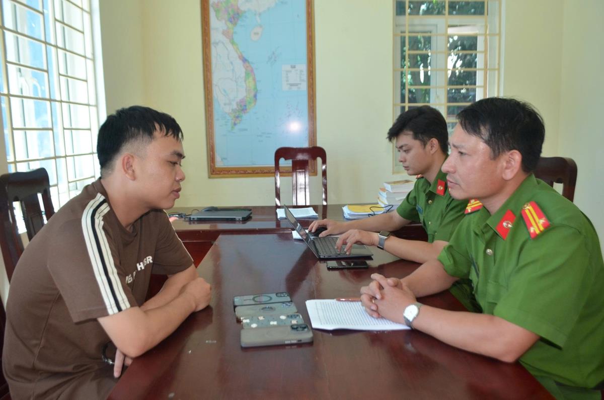 Đối tượng Phan Thị Kim Hoa tại hiện trường vụ trộm.