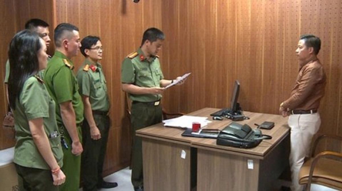 CQĐT tống đạt quyết định khởi tố bị can trong vụ án