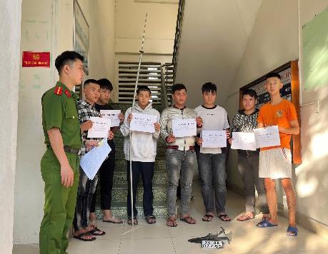 Công an phường An Hải làm việc với các đối tượng có liên quan.