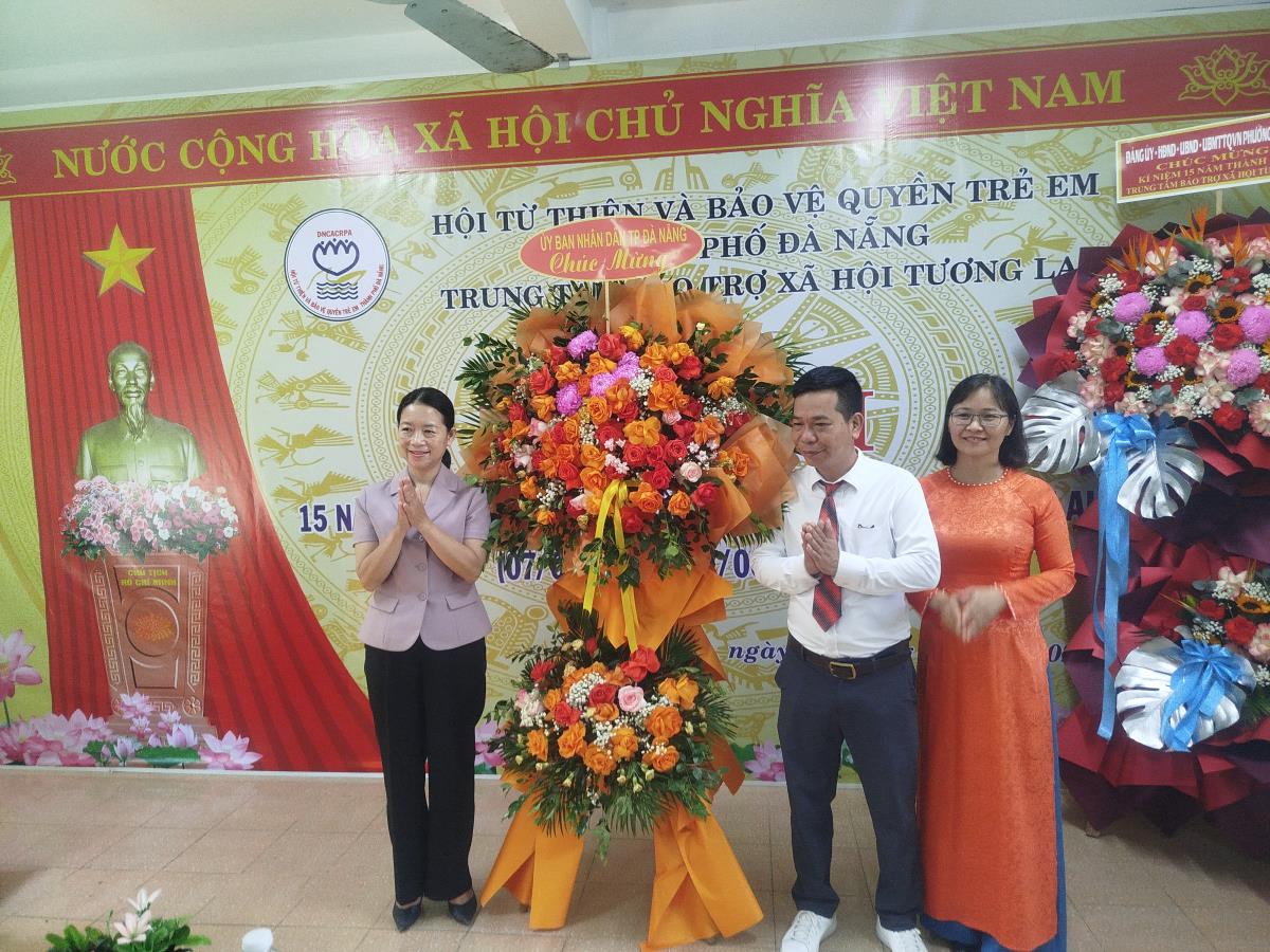 Chủ tịch Hội Từ thiện và Bảo vệ quyền trẻ em TP Đà Nẵng Lê Thi Tám tặng giấy khen cho các tập thể, cá nhân.