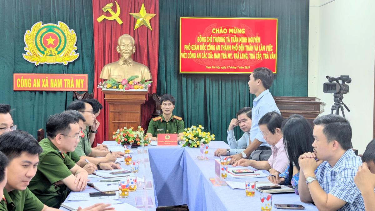 Thượng tá Trần Minh Nguyên thăm, làm việc, tặng quà cho Công an xã Trà Giáp.