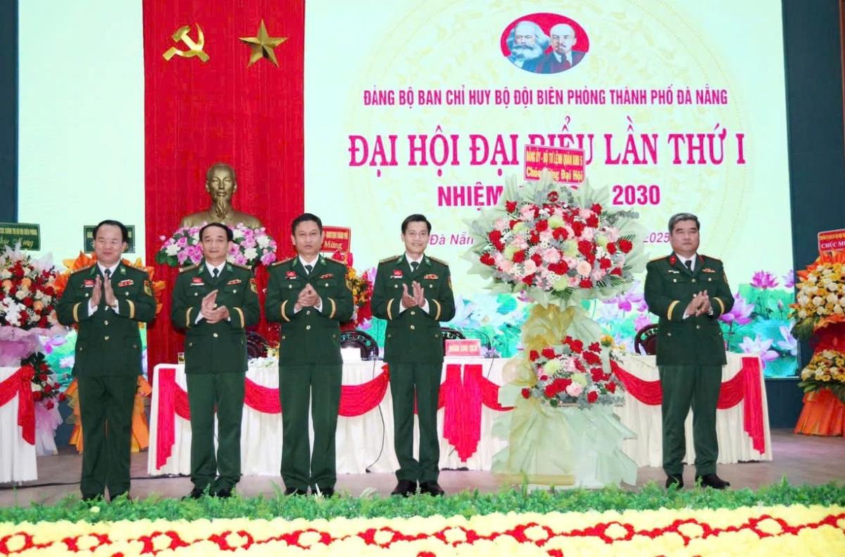 Các đại biểu chụp hình lưu niệm cùng Ban Chấp hành Đảng bộ Ban Chỉ huy BĐBP TP Đà Nẵng nhiệm kỳ 2025- 2030.
