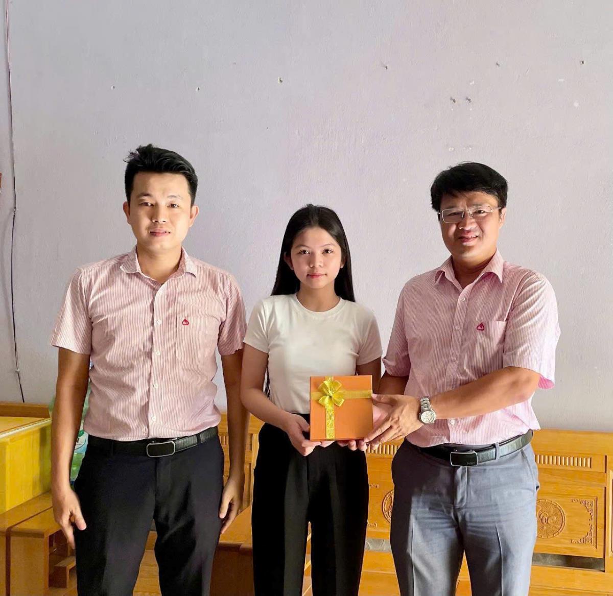 Đại diện ngân hàng chính sách xã hội Sơn Trà trao hỗ trợ đợt thứ 8 cho cháu Lê Thị Bảo Hân