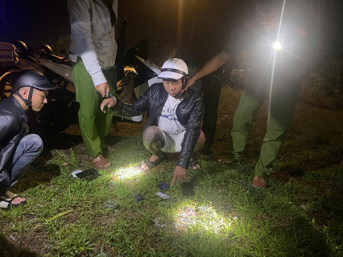 Nguyễn Đình Lâm cùng tang vật.