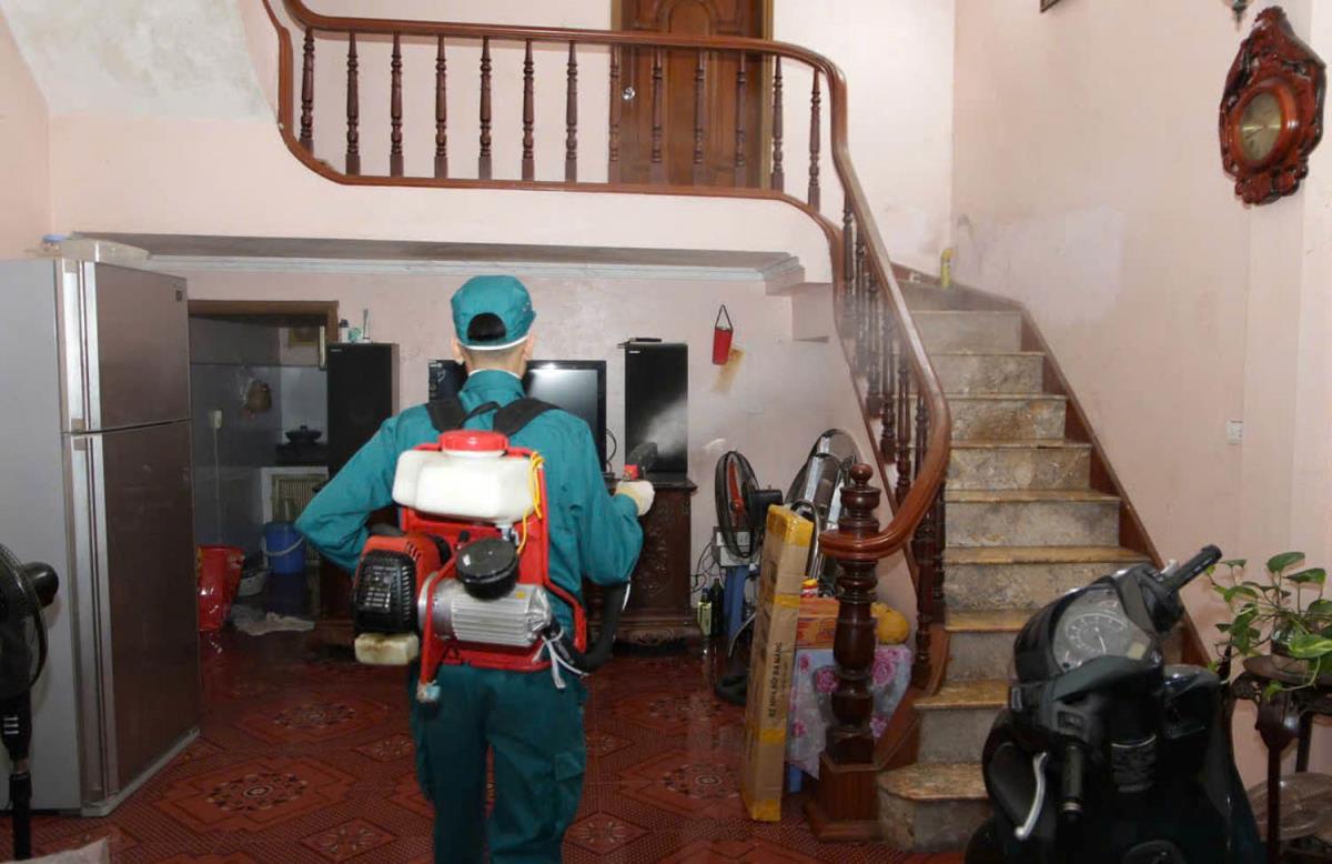 Phun thuốc diệt muỗi trưởng thành, ngăn chặn dịch sốt xuất huyết.