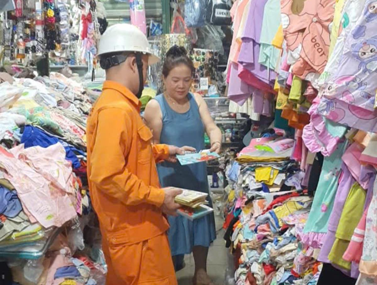 Nhân viên ngành điện tuyên truyền, khuyến cáo khách hàng cảnh giác với những hành vi lừa đảo.