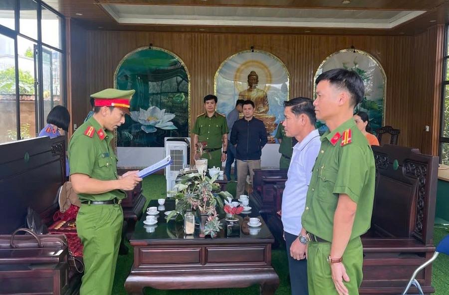 Cơ quan Cảnh sát điều tra đọc lệnh bắt tạm giam ông Lê Anh Tuấn (thứ 2 bên phải qua).