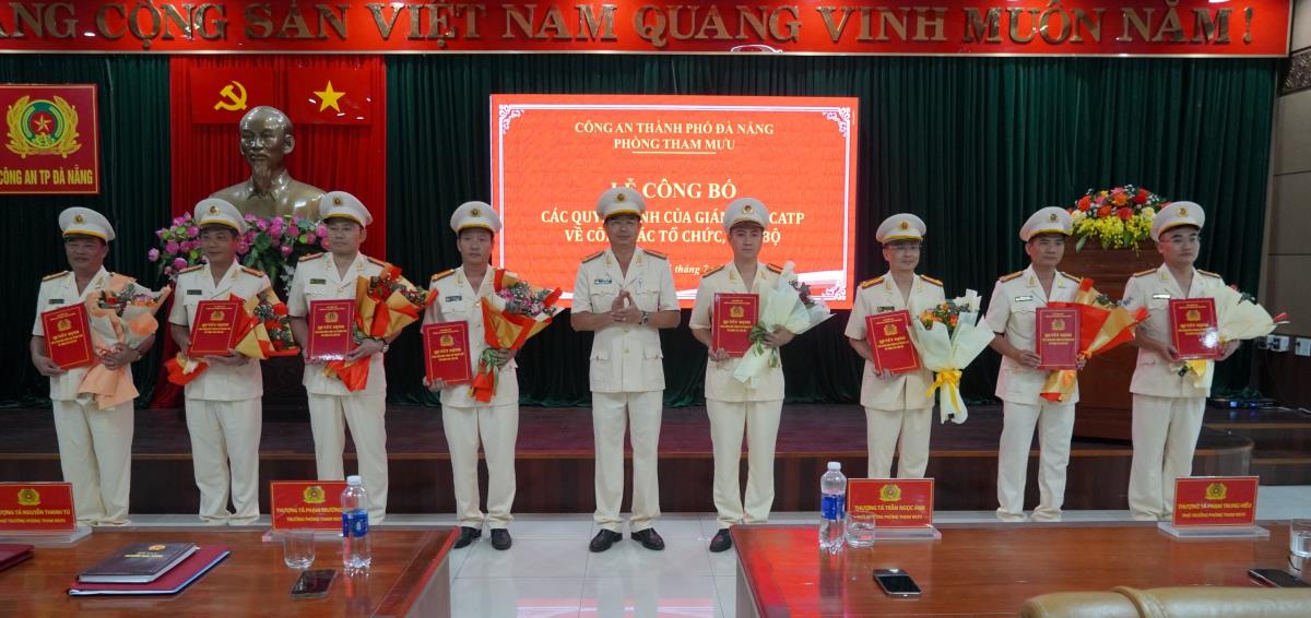 Trao Quyết định cho lãnh đạo Phòng Cảnh sát hình sự.