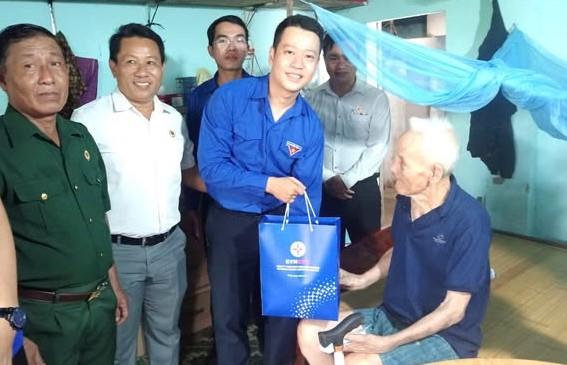 Đoàn đã đến thăm, tặng quà cho hội viên Hội CCB xã Hòa Tiến.