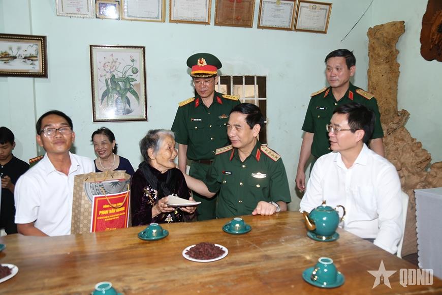 Đại tướng Phan Văn Giang thăm Bà mẹ Việt Nam anh hùng Nguyễn Thị Toàn.