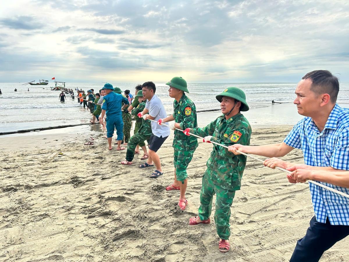 BĐBP hỗ trợ ngư dân kéo tàu cá bị sóng đánh chìm vào bờ