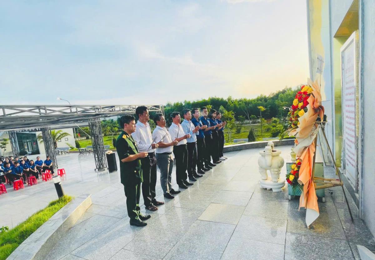 Trao quà cho gia đình hội viên Hội Cựu chiến binh xã Hòa Tiến.