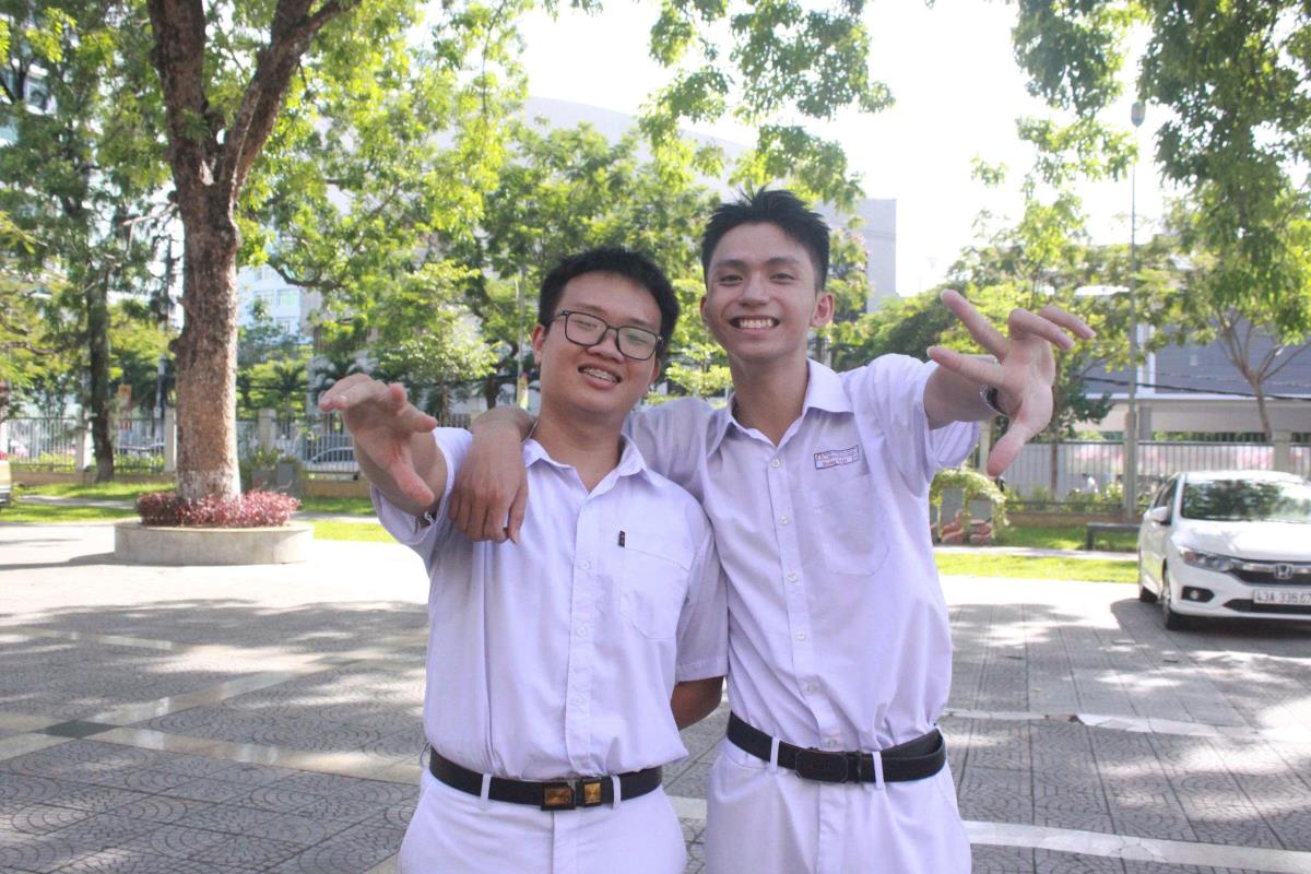 Đôi bạn thân Hoàng Việt và Phước Huy (mang kính)