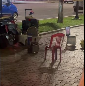 Dịch vụ hát karaoke 10 ngàn đồng/bài ở dọc vỉa hè đường Bạch Đằng.