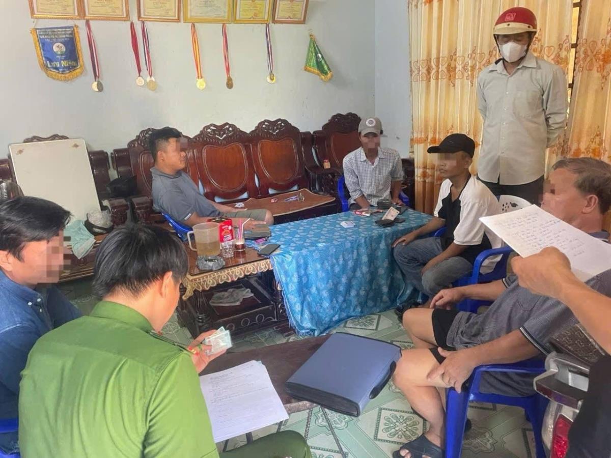 Hiện trường vụ đánh bạc tại nhà ông Linh bị Công an bắt quả tang.