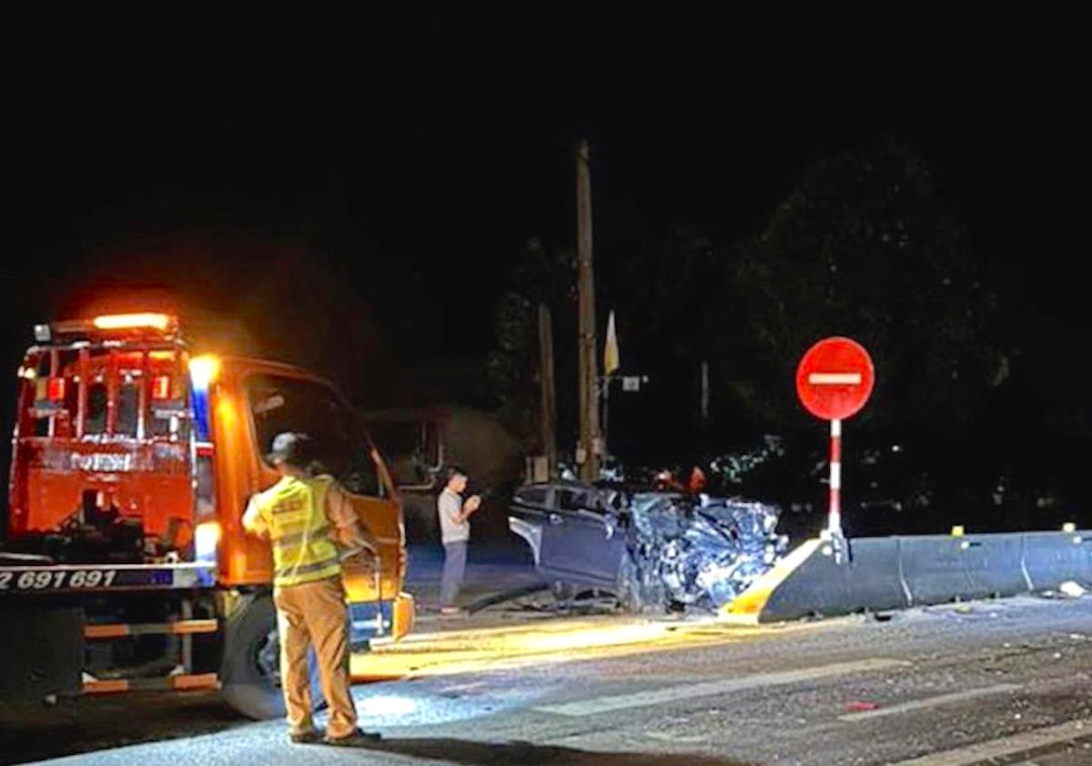 Hiện trường vụ tai nạn trong đêm.