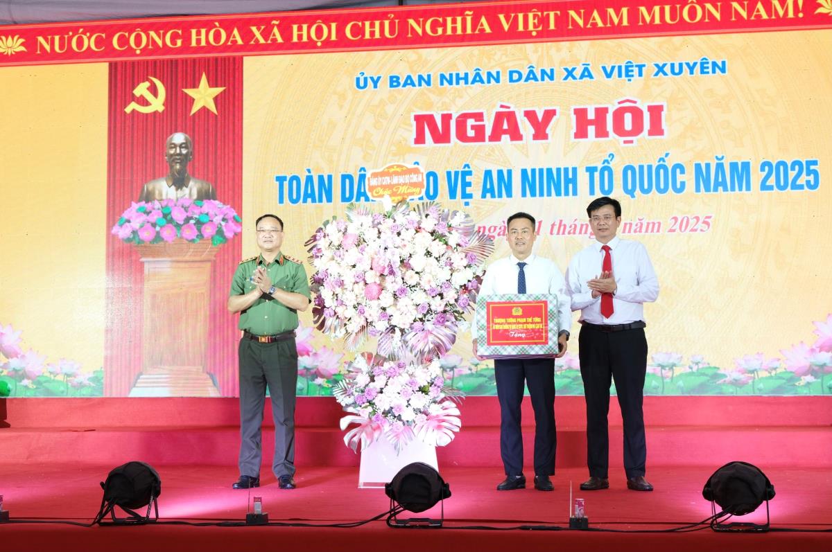 Trao quà cho các gia đình có hoàn cảnh khó khăn