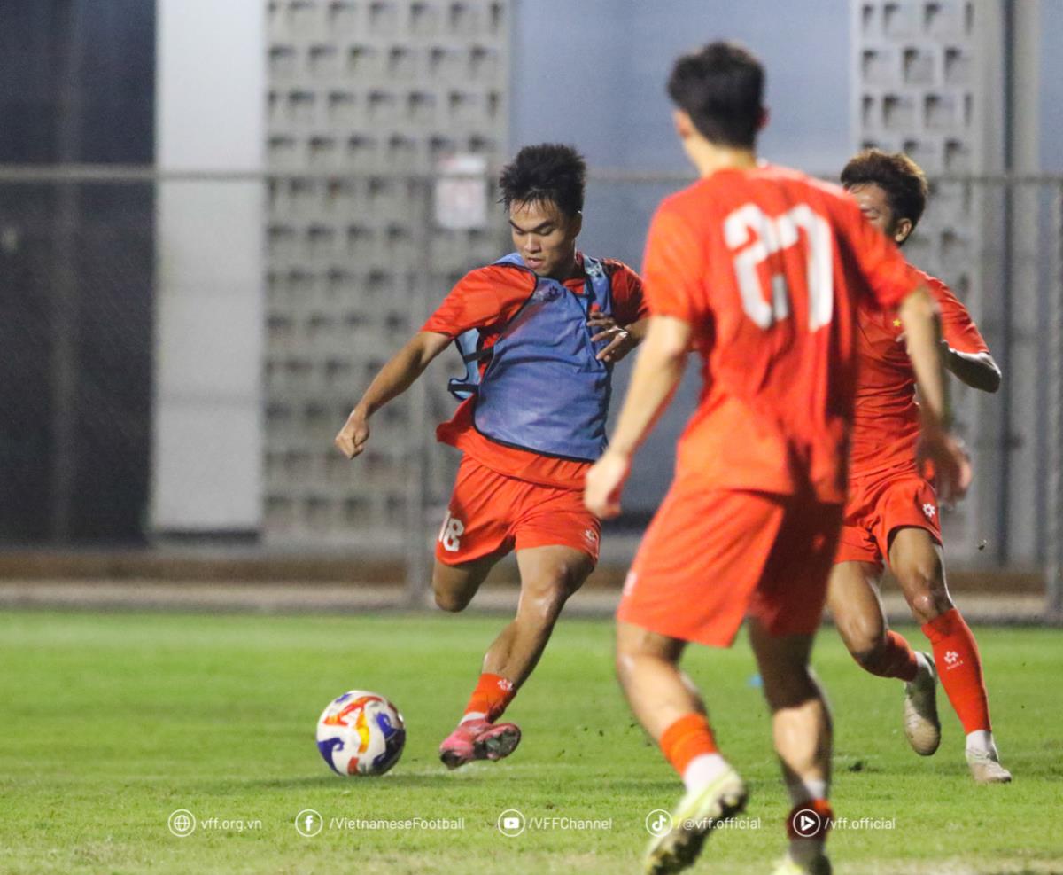 U23 Việt Nam rèn các bài tập dứt điểm.
