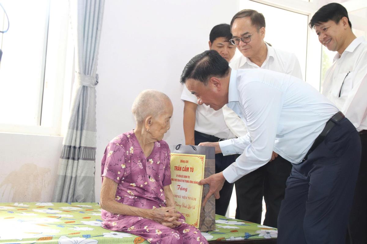 Thường trực Ban Bí thư Trần Cẩm Tú cùng đoàn công tác thăm hỏi sức khỏe Mẹ Việt Nam anh hùng Mai Thị Sây.