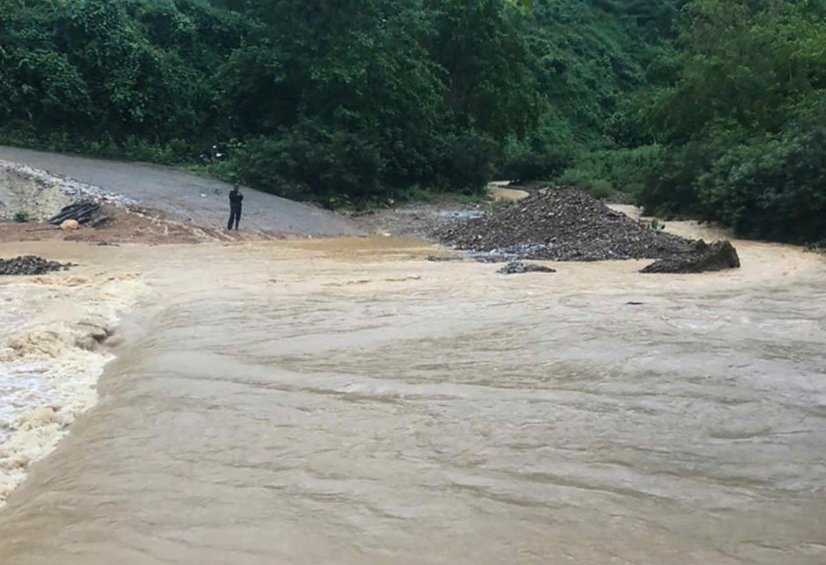 Tuyến đường tại xã Tri Lễ bị sạt lở nghiêm trọng.