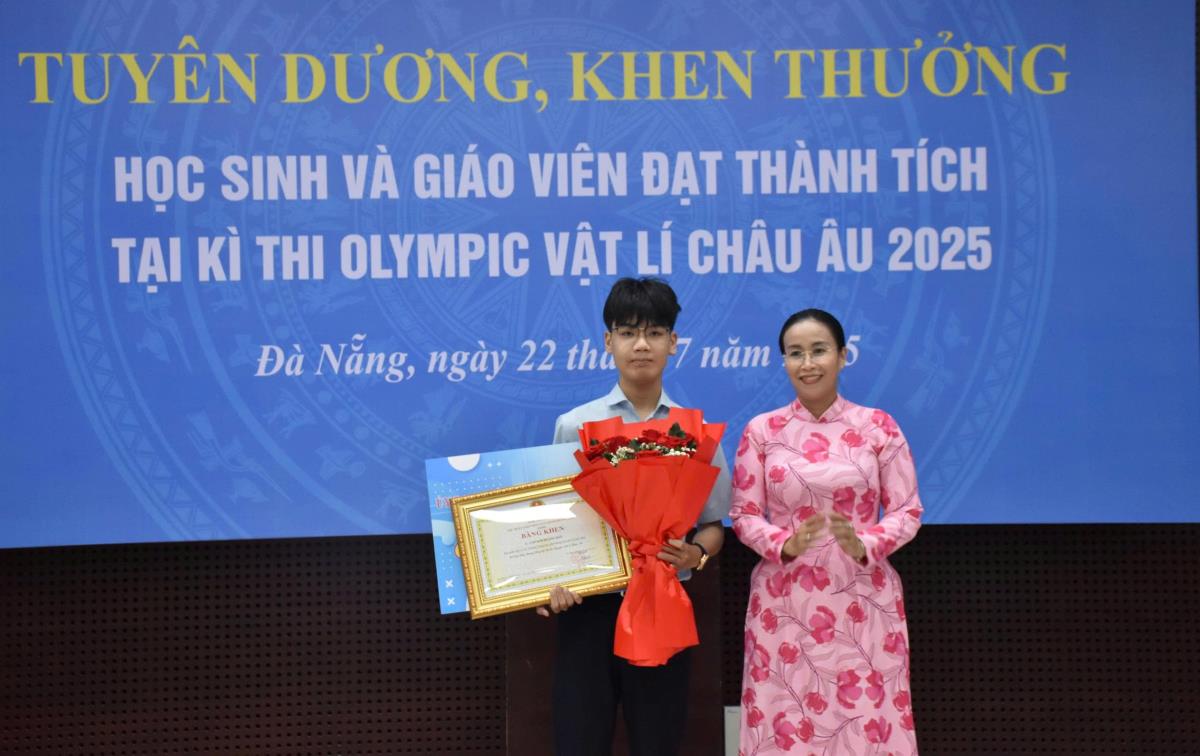 Giám đốc Sở GD-ĐT Lê Thị Bích Thuận trao thưởng các thầy cô giáo có thành tích bồi dưỡng HS đoạt giải.