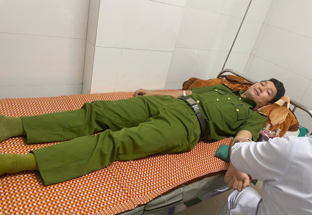 Thượng úy Mai Lê Toàn và Trung tá Đoàn Viết Kim tham gia hiến máu cứu người.