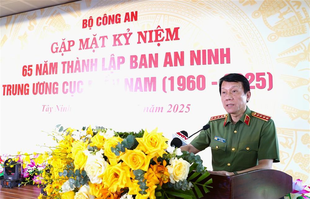 Bộ Công an Lương Tam Quang tặng quà cho các đồng chí nguyên cán bộ Ban An ninh Trung ương Cục miền Nam.